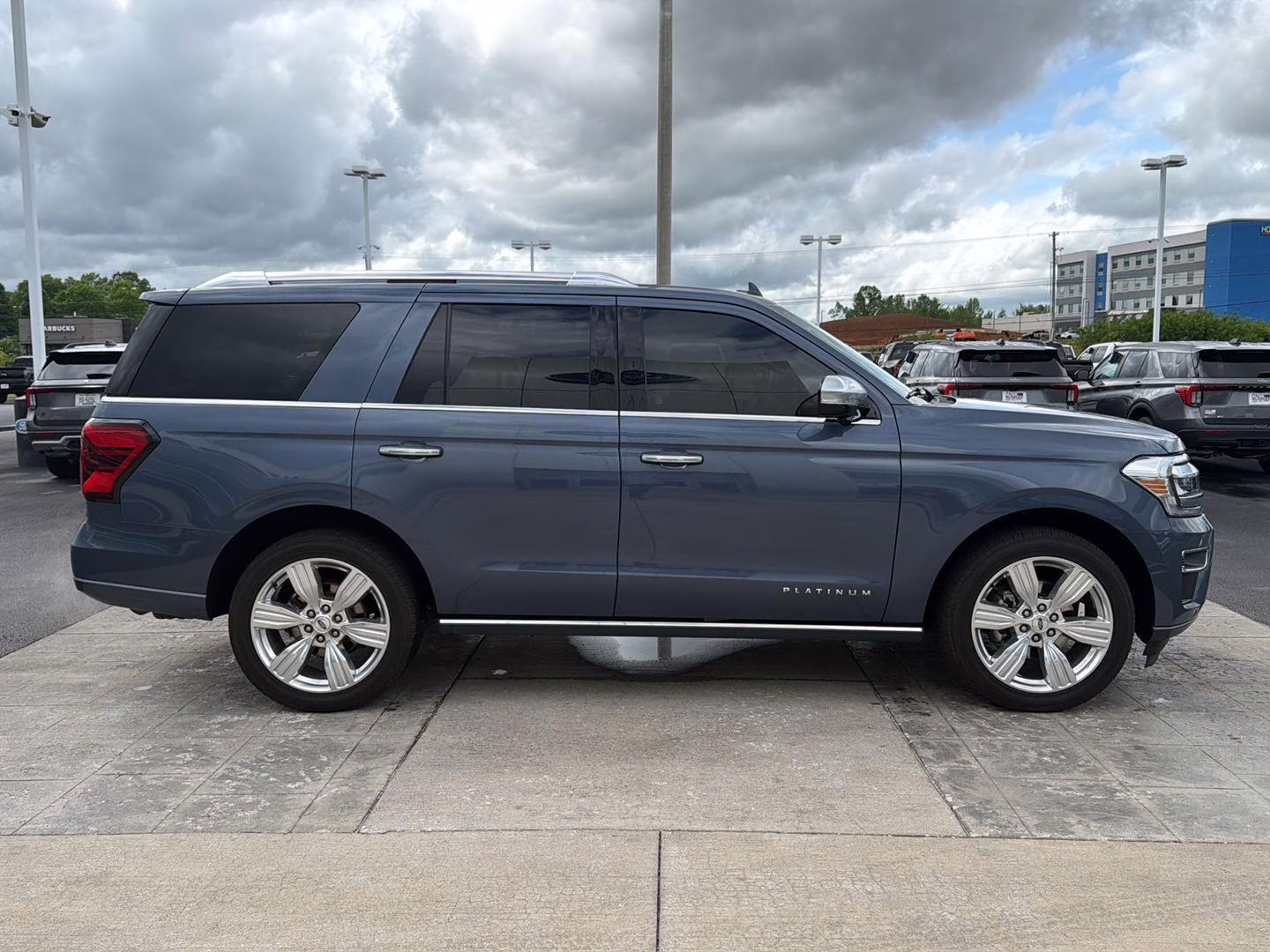 2023 Infinite Blue Metallic Tinted Clearcoat Ford Expedition Platinum 4X4 SUV