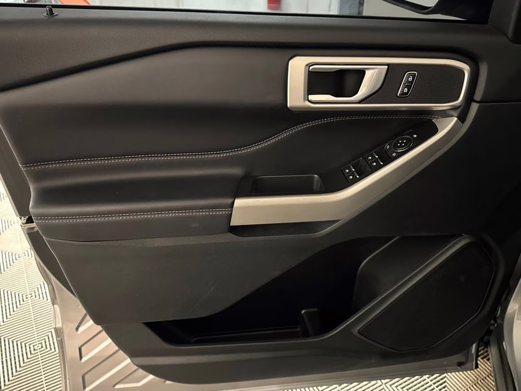 2023 Silver Metallic Ford Explorer XLT RWD SUV