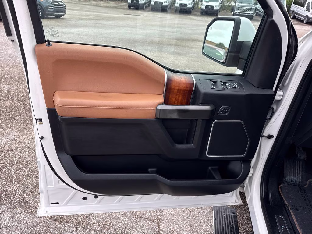2017 White Platinum Clearcoat Metallic Ford F-150 Limited 4X4 Truck
