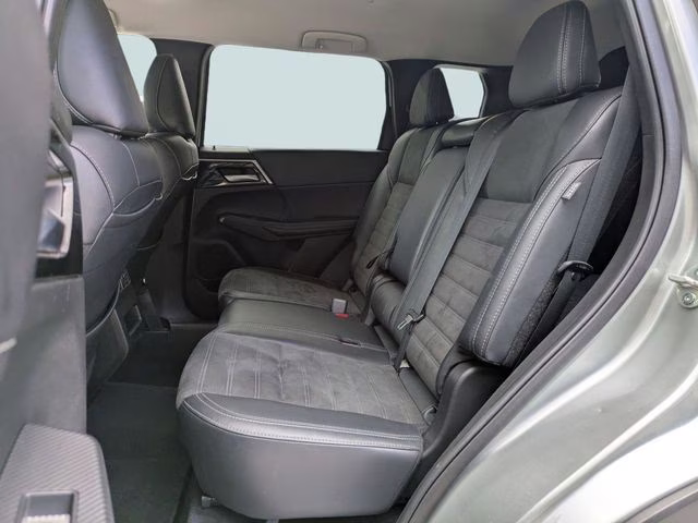 2024 Silver Mitsubishi Outlander SE AWD SUV