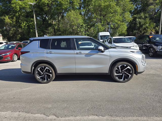 2024 Silver Mitsubishi Outlander SE AWD SUV