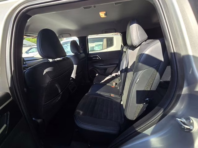 2024 Silver Mitsubishi Outlander SE AWD SUV