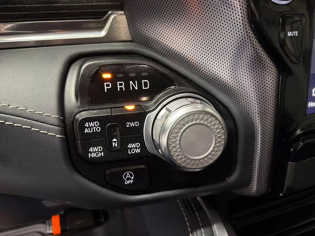 2022 Diamond Black Crystal Pearlcoat Ram 1500 Limited 4X4 Truck