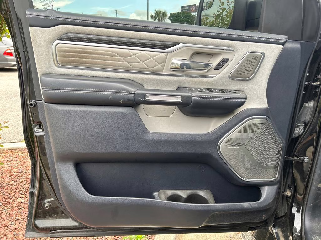 2022 Diamond Black Crystal Pearlcoat Ram 1500 Limited 4X4 Truck