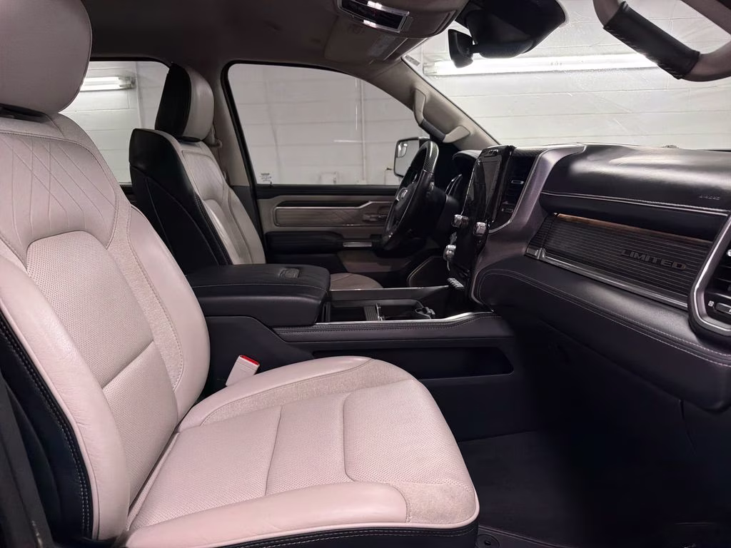 2022 Diamond Black Crystal Pearlcoat Ram 1500 Limited 4X4 Truck