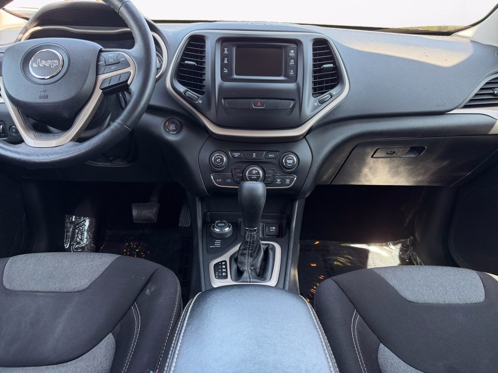 2014 Bright White Clearcoat Jeep Cherokee Latitude 4X4 SUV