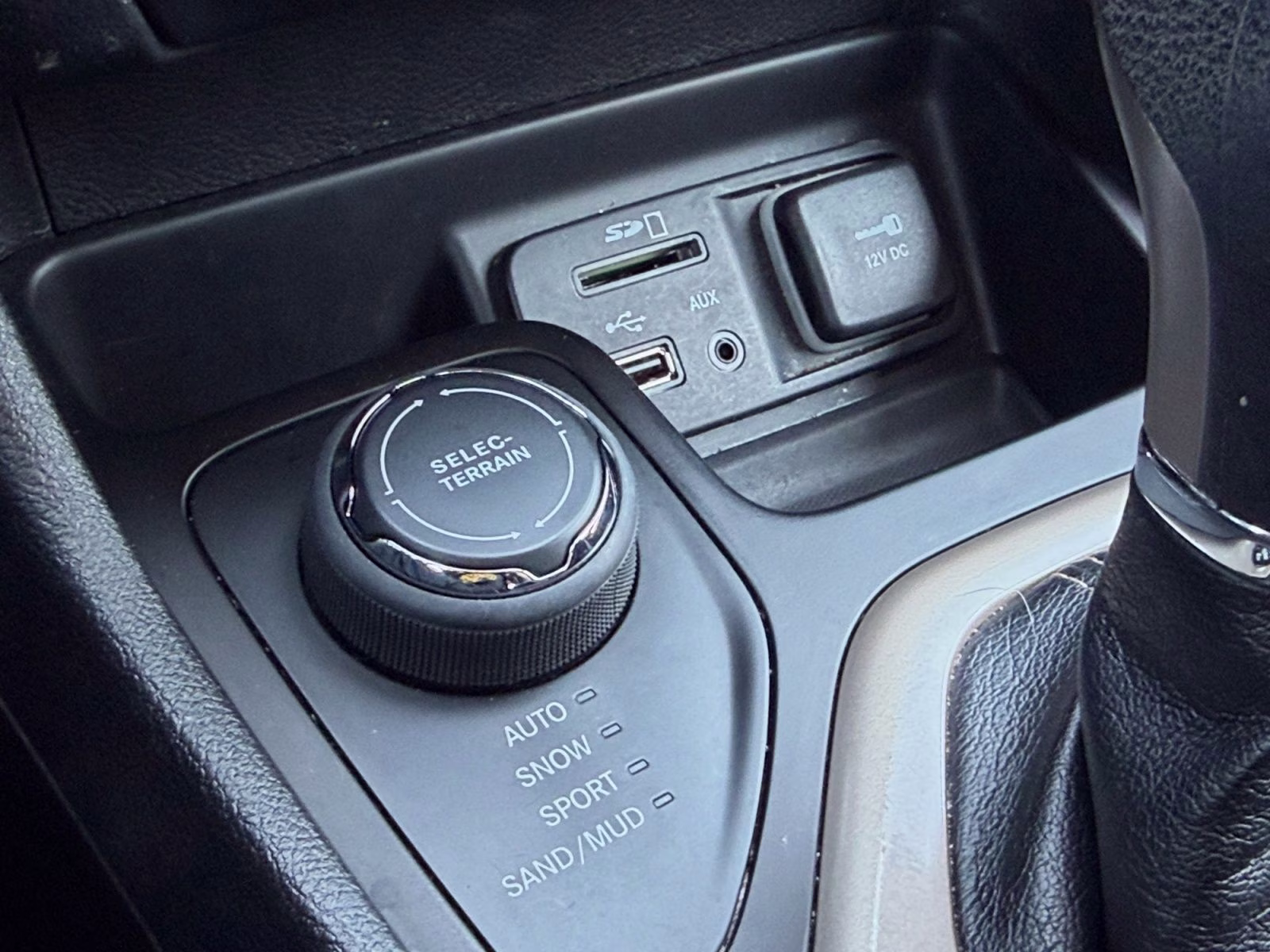 2014 Bright White Clearcoat Jeep Cherokee Latitude 4X4 SUV