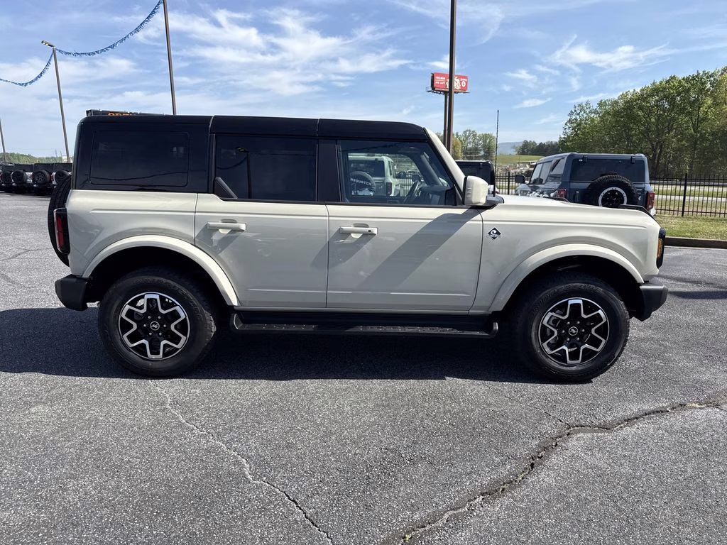 2025 Desert Sand Ford Bronco Outer Banks 4X4 SUV