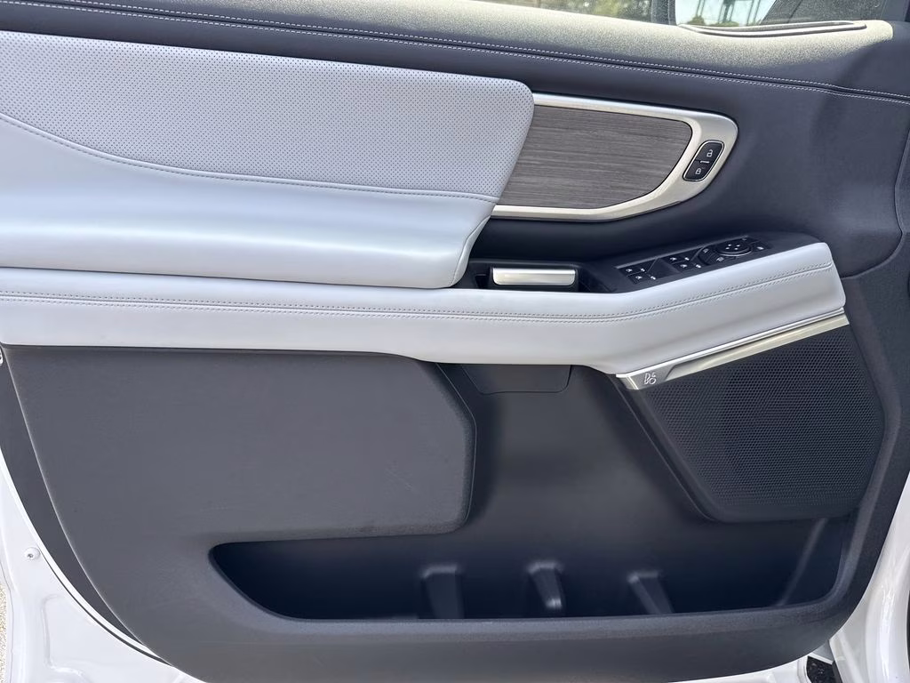 2025 Star White Metallic Tri-Coat Ford Expedition Platinum 4X4 SUV