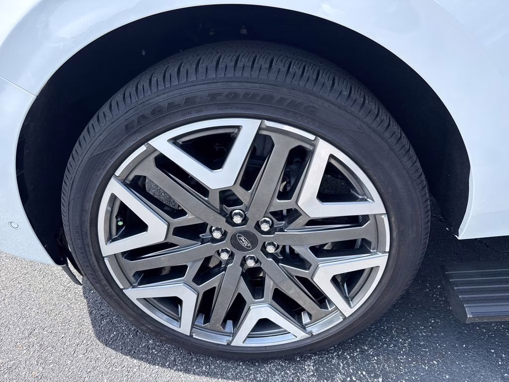 2025 Star White Metallic Tri-Coat Ford Expedition Platinum 4X4 SUV