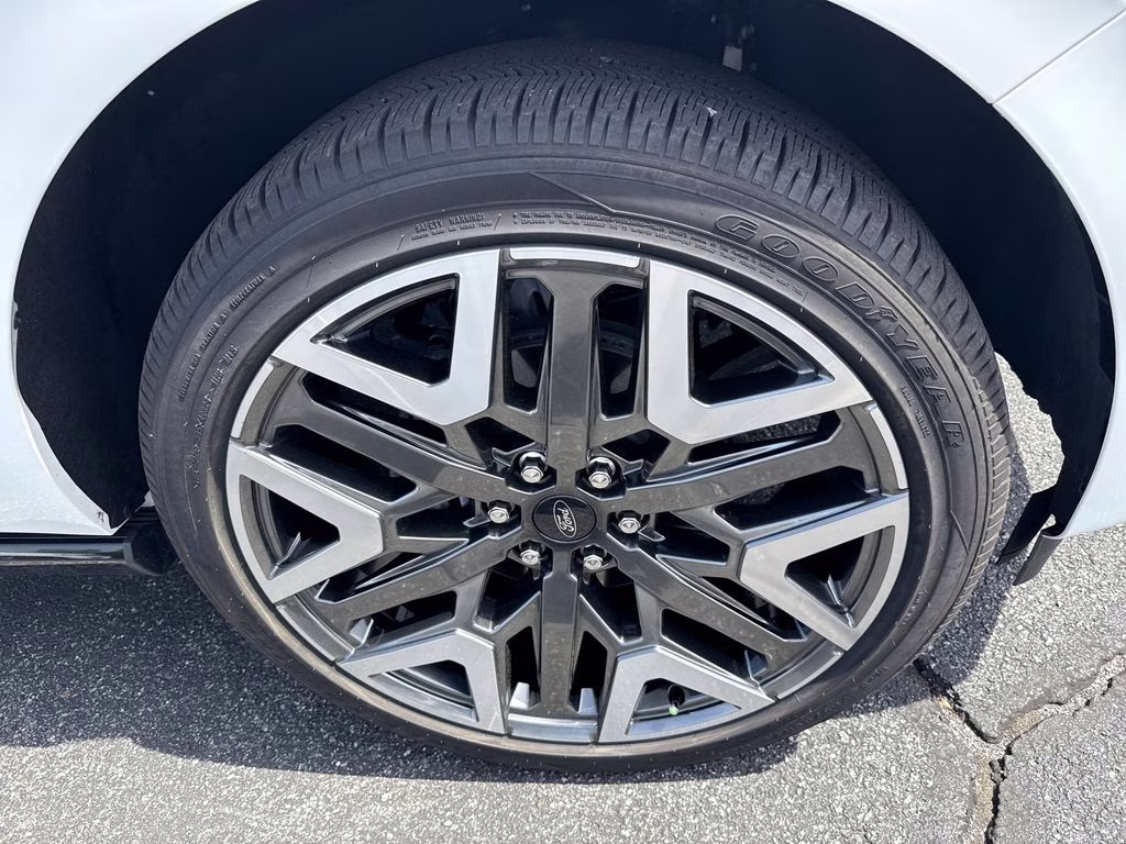 2025 Star White Metallic Tri-Coat Ford Expedition Platinum 4X4 SUV