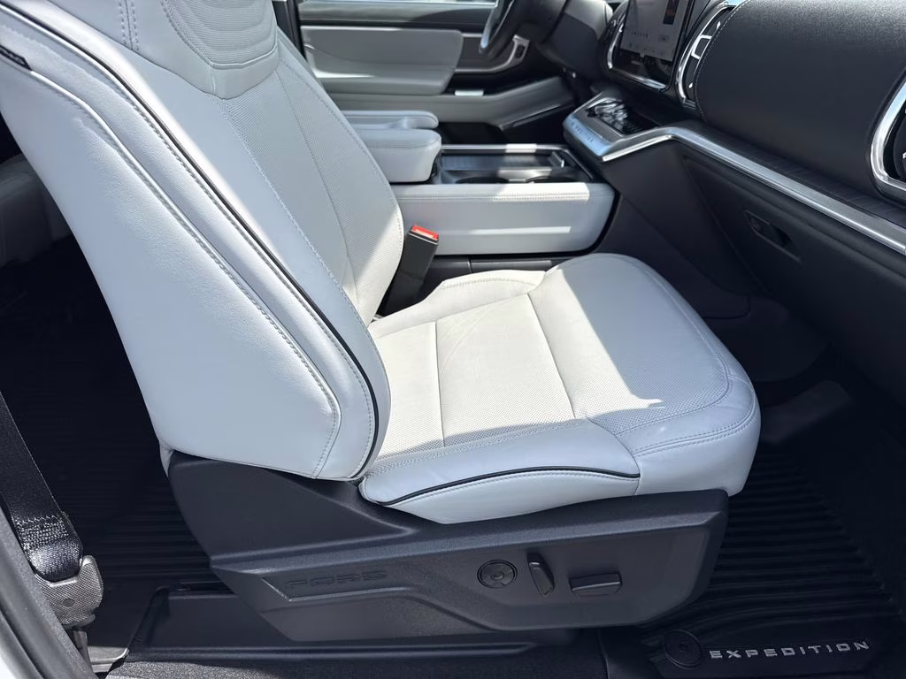 2025 Star White Metallic Tri-Coat Ford Expedition Platinum 4X4 SUV