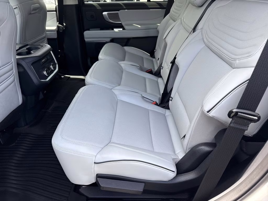 2025 Star White Metallic Tri-Coat Ford Expedition Platinum 4X4 SUV