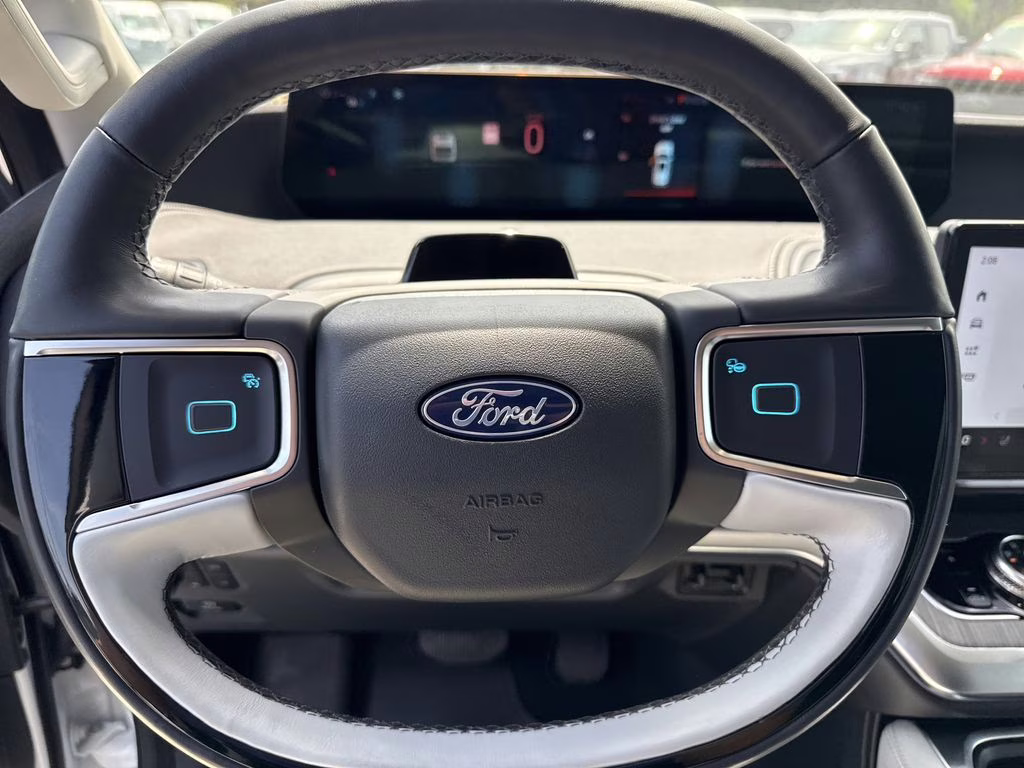 2025 Star White Metallic Tri-Coat Ford Expedition Platinum 4X4 SUV