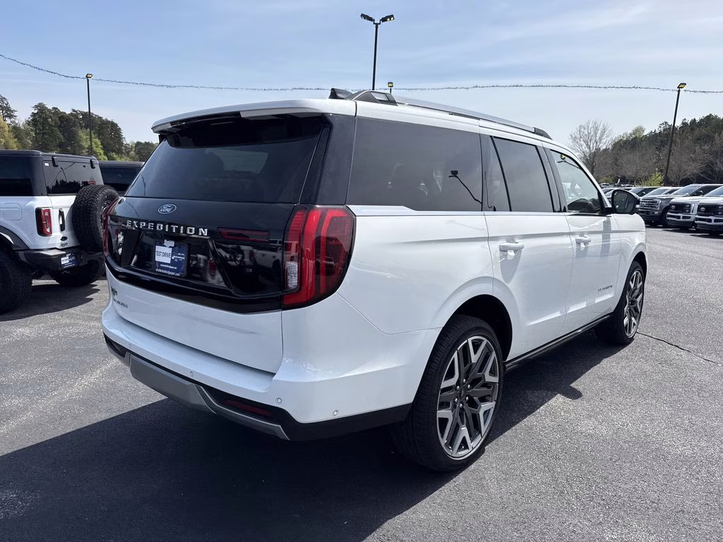 2025 Star White Metallic Tri-Coat Ford Expedition Platinum 4X4 SUV