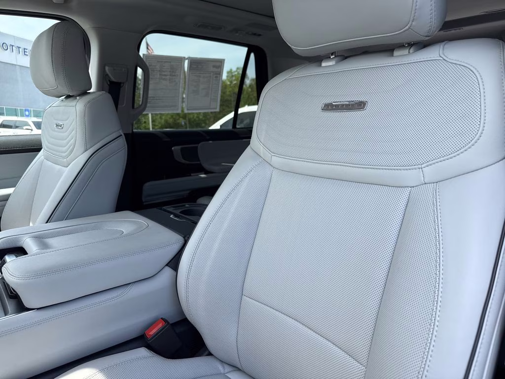2025 Star White Metallic Tri-Coat Ford Expedition Platinum 4X4 SUV
