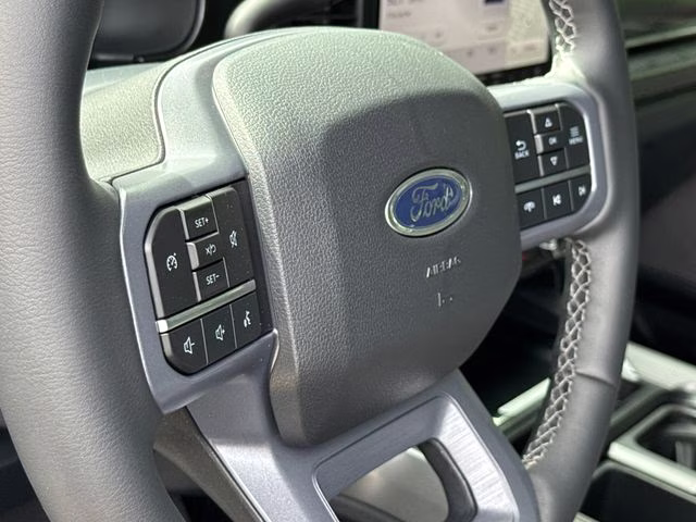 2026 Oxford White Ford Super Duty F-250 SRW Lariat 4X4 Truck
