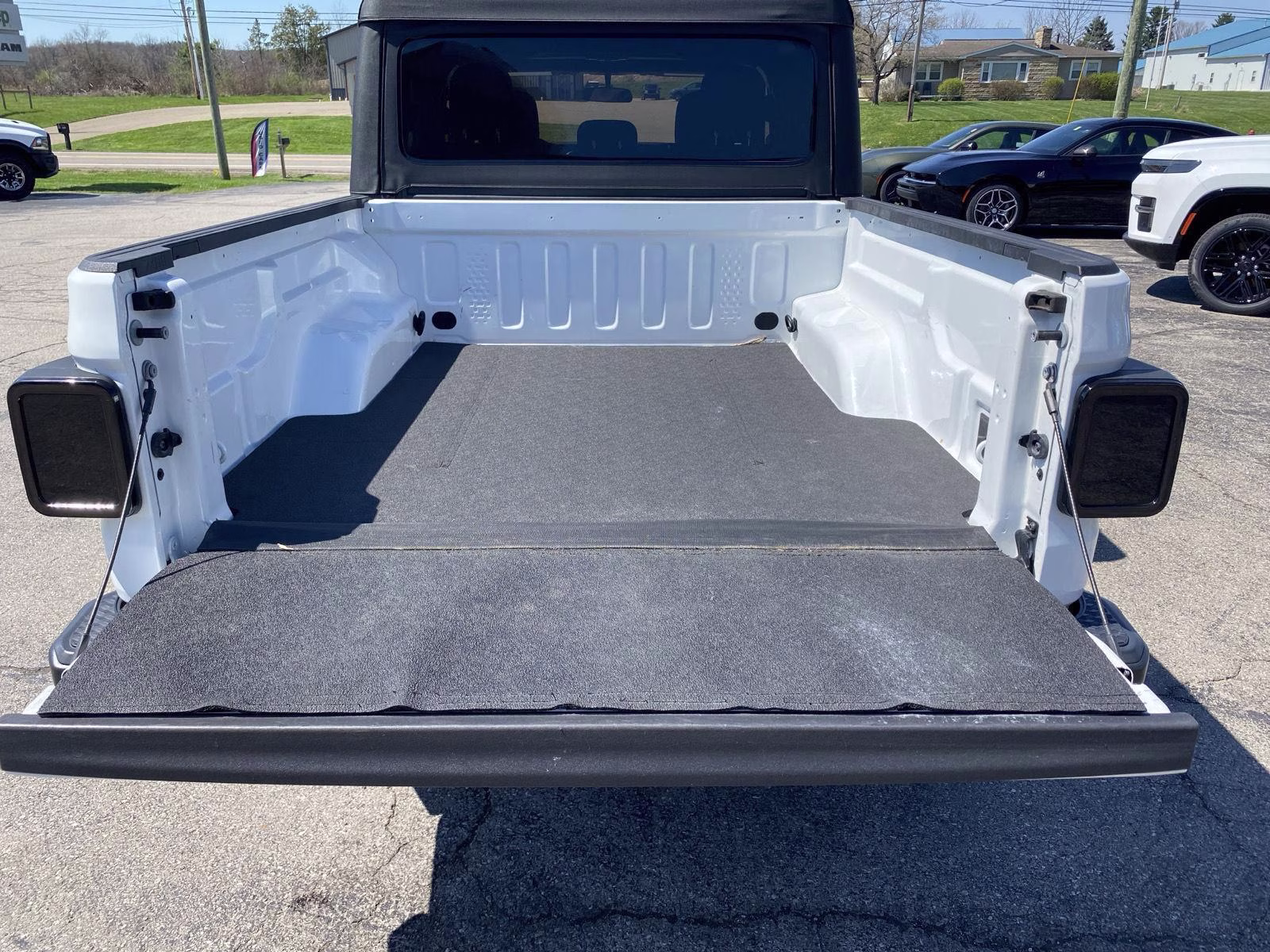 2022 Bright White Clearcoat Jeep Gladiator Willys Sport 4X4 Truck