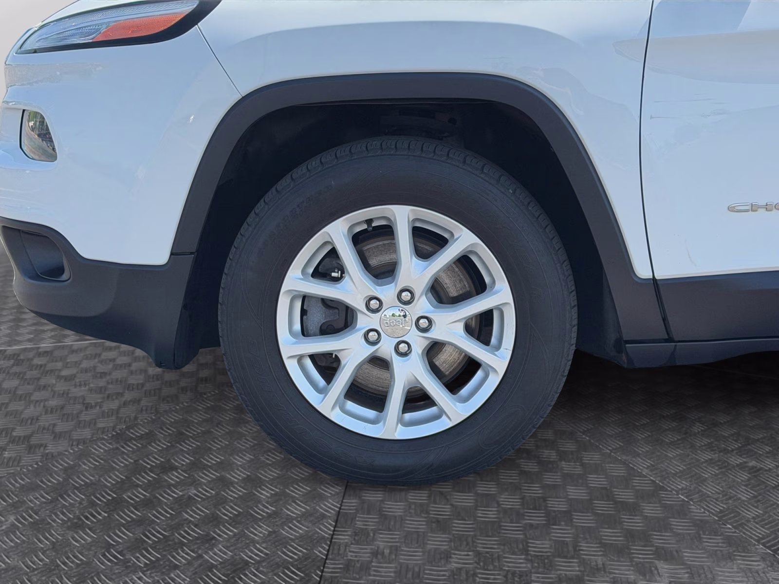 2014 Bright White Clearcoat Jeep Cherokee Latitude 4X4 SUV