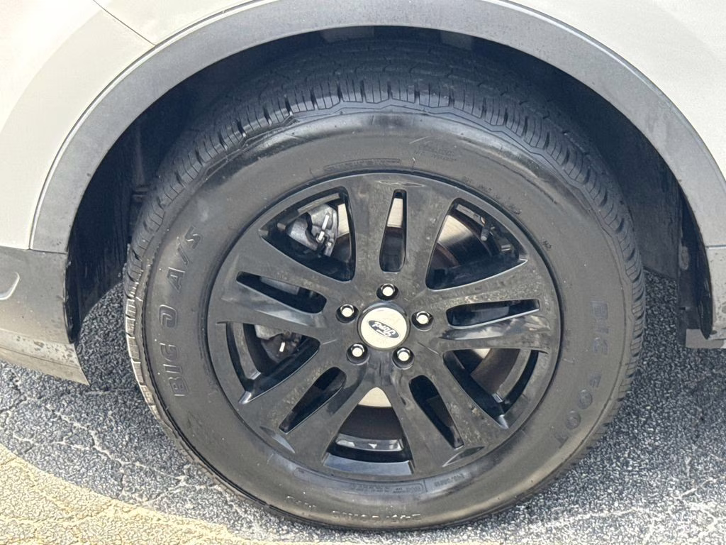 2018 Oxford White Ford Explorer XLT 4X4 SUV