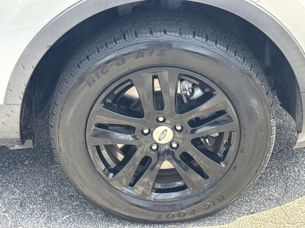 2018 Oxford White Ford Explorer XLT 4X4 SUV