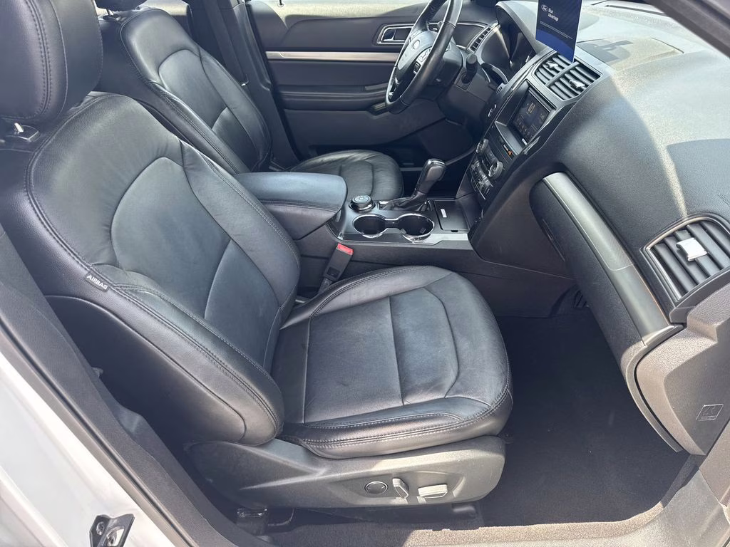 2018 Oxford White Ford Explorer XLT 4X4 SUV