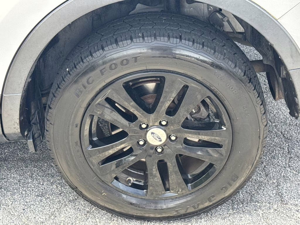 2018 Oxford White Ford Explorer XLT 4X4 SUV