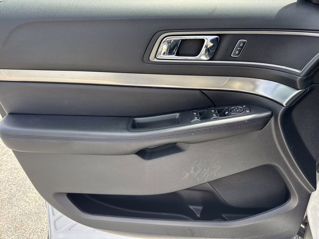 2018 Oxford White Ford Explorer XLT 4X4 SUV