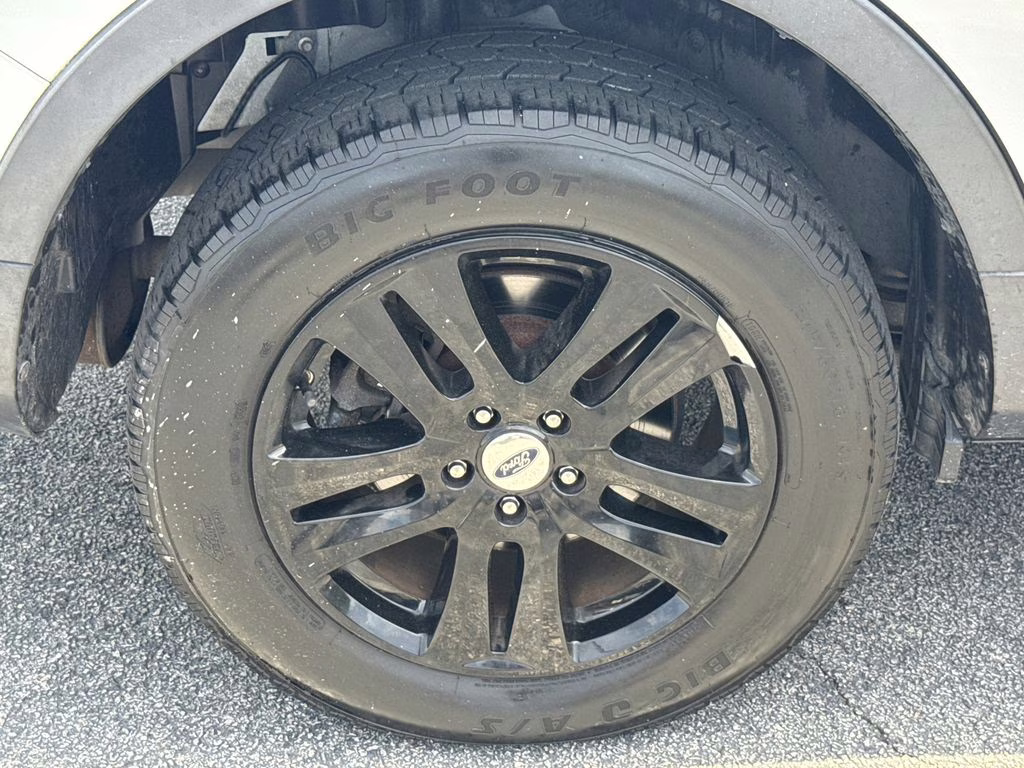 2018 Oxford White Ford Explorer XLT 4X4 SUV