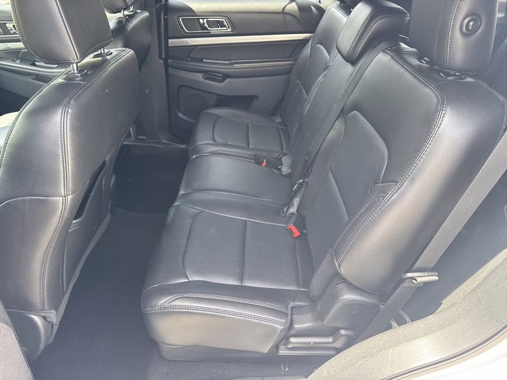 2018 Oxford White Ford Explorer XLT 4X4 SUV