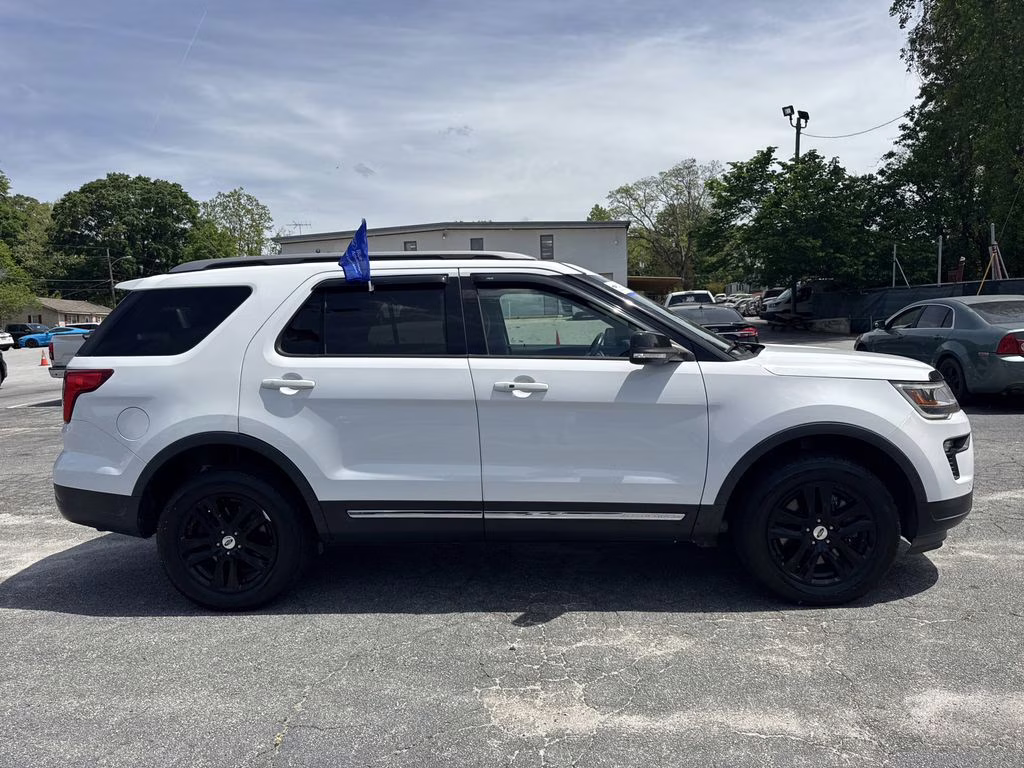 2018 Oxford White Ford Explorer XLT 4X4 SUV