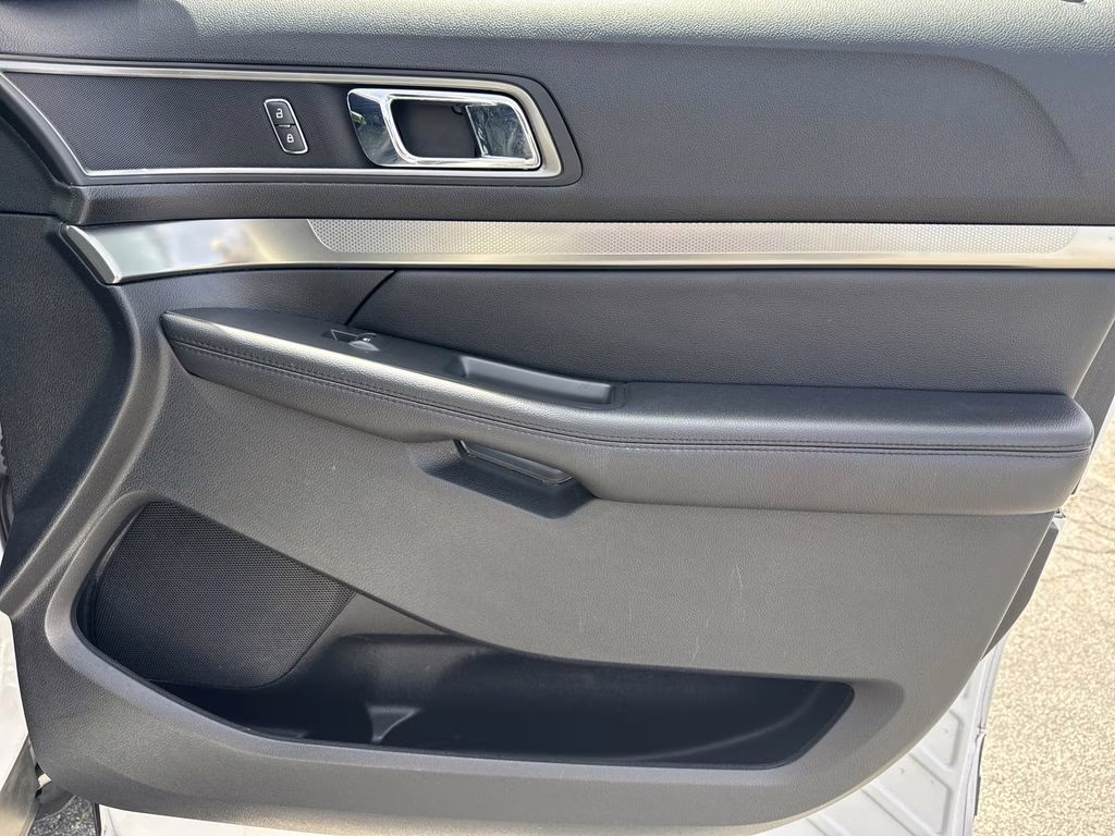 2018 Oxford White Ford Explorer XLT 4X4 SUV