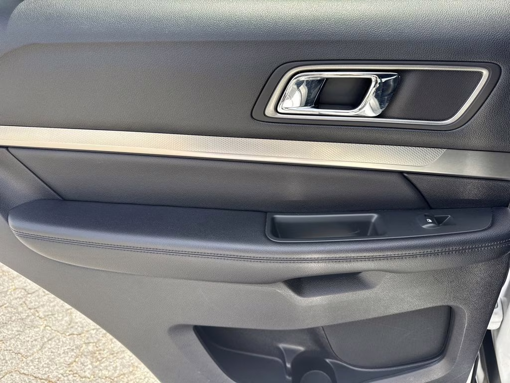 2018 Oxford White Ford Explorer XLT 4X4 SUV