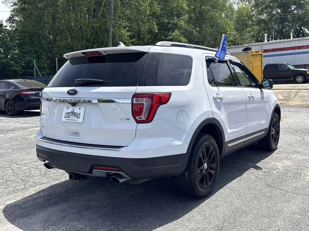 2018 Oxford White Ford Explorer XLT 4X4 SUV