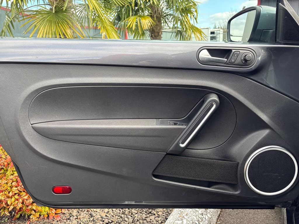 2013 Platinum Gray Metallic Volkswagen Beetle 2.5L FWD Convertible