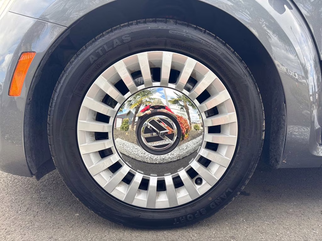 2013 Platinum Gray Metallic Volkswagen Beetle 2.5L FWD Convertible