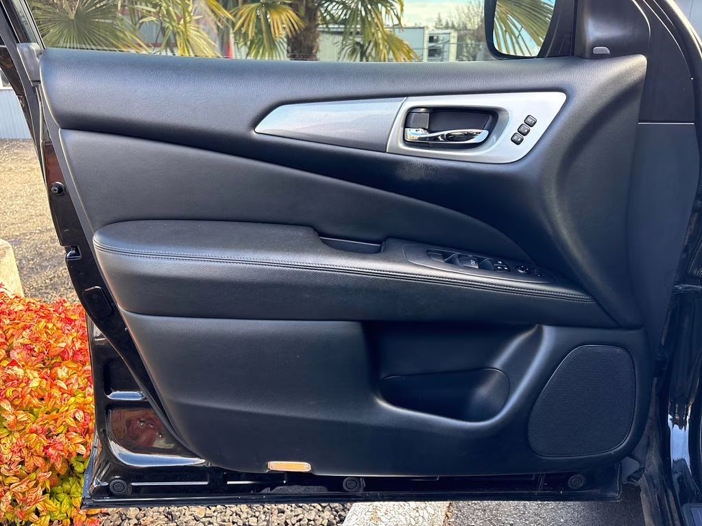 2019 Magnetic Black Pearl Nissan Pathfinder SL 4X4 SUV