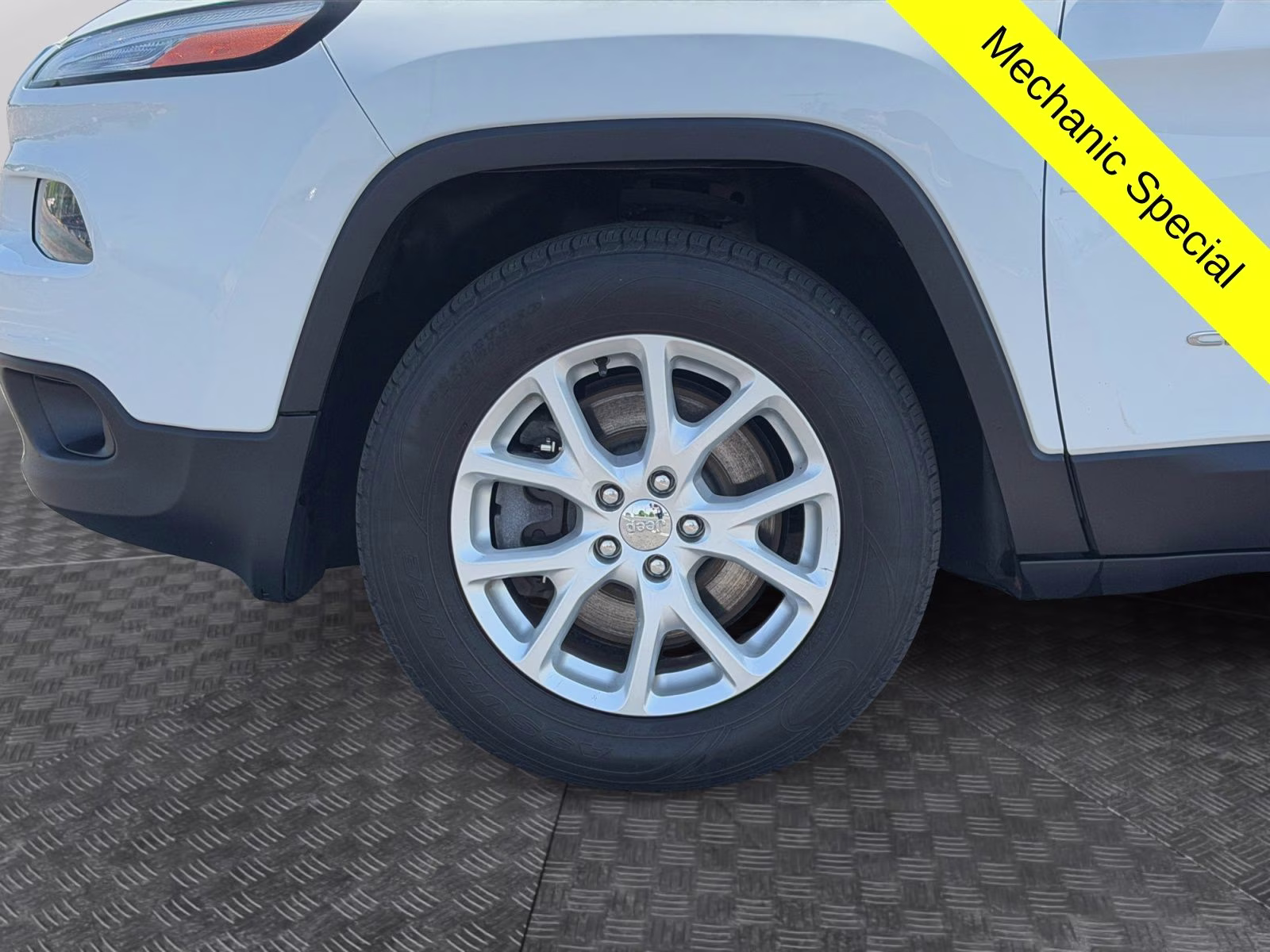 2014 Bright White Clearcoat Jeep Cherokee Latitude 4X4 SUV