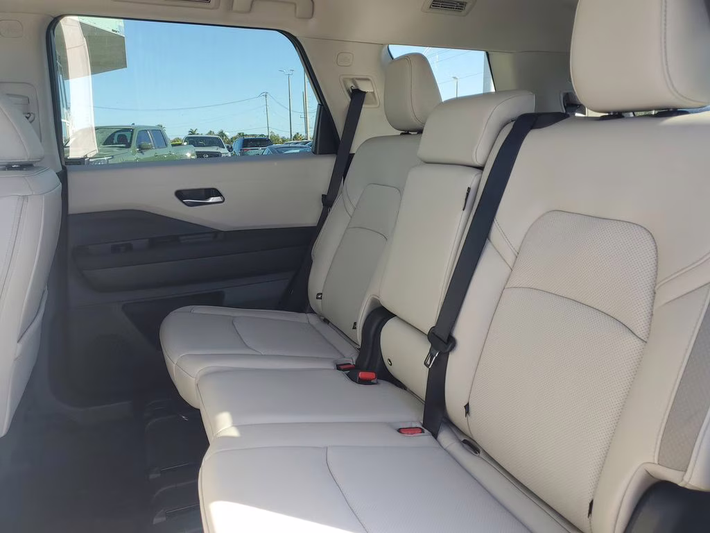 2026 Everest White Pearl Tricoat Nissan Pathfinder SL FWD SUV