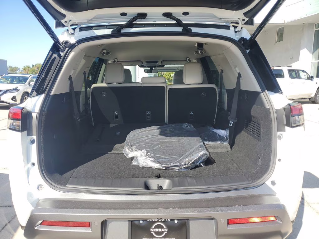 2026 Everest White Pearl Tricoat Nissan Pathfinder SL FWD SUV