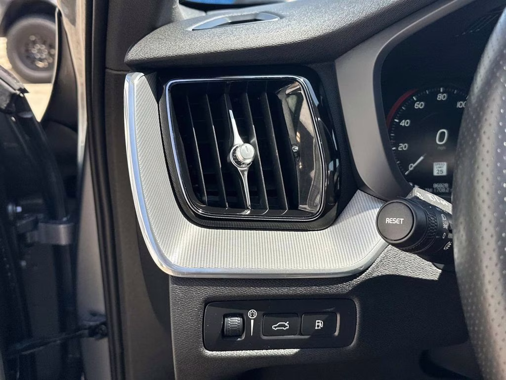 2018 Bright Silver Metallic Volvo XC60 Hybrid T8 R-Design AWD SUV