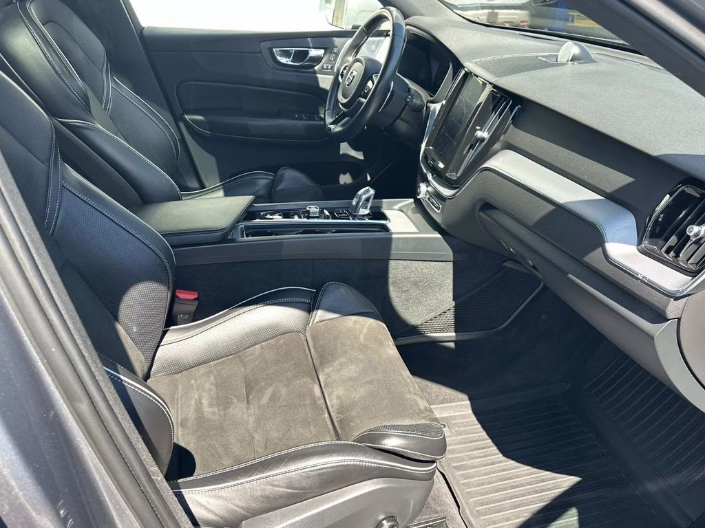 2018 Bright Silver Metallic Volvo XC60 Hybrid T8 R-Design AWD SUV