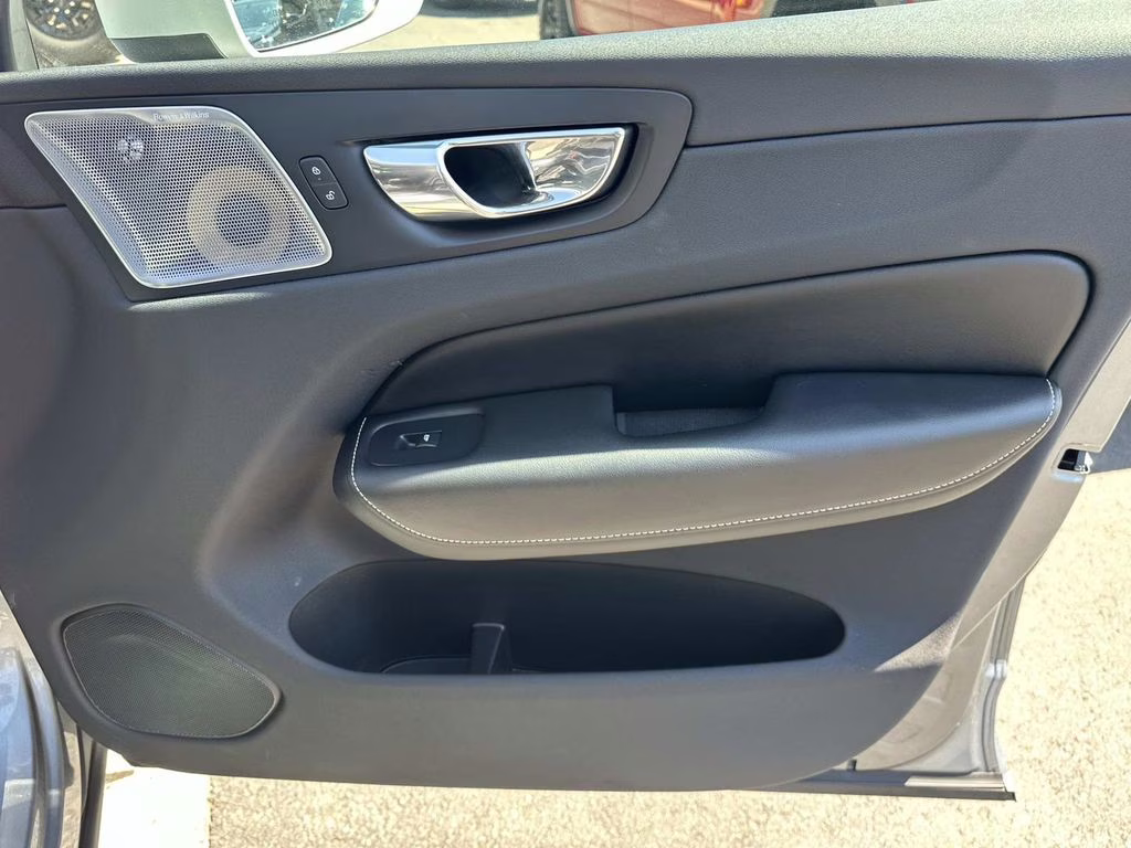 2018 Bright Silver Metallic Volvo XC60 Hybrid T8 R-Design AWD SUV