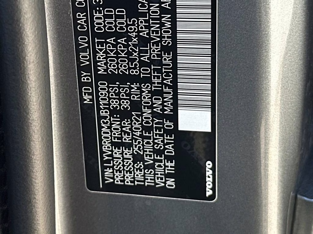 2018 Bright Silver Metallic Volvo XC60 Hybrid T8 R-Design AWD SUV