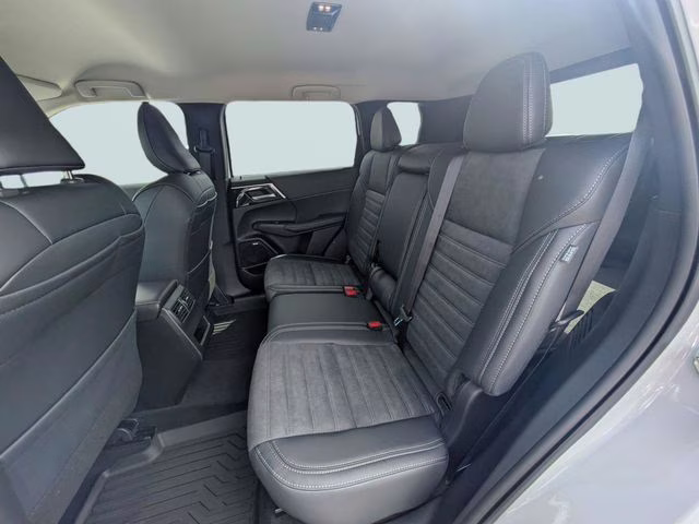 2026 White Diamond Mitsubishi Outlander SE FWD SUV