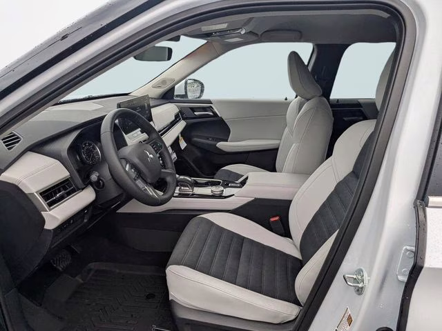 2026 White Diamond Mitsubishi Outlander SE FWD SUV