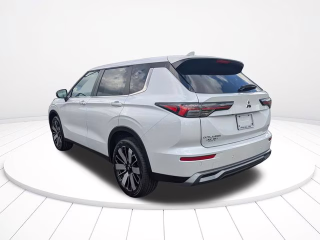 2026 White Diamond Mitsubishi Outlander SE FWD SUV