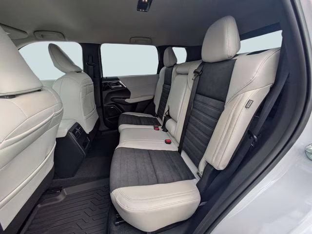 2026 White Diamond Mitsubishi Outlander SE FWD SUV