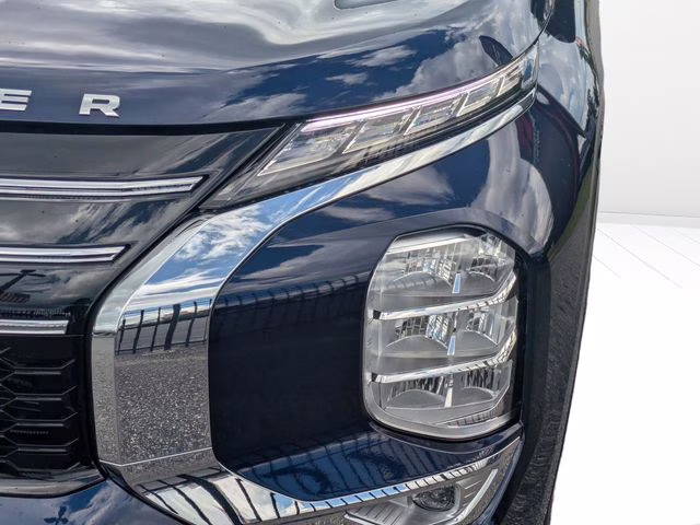 2026 Cosmic Blue Metallic Mitsubishi Outlander SE FWD SUV