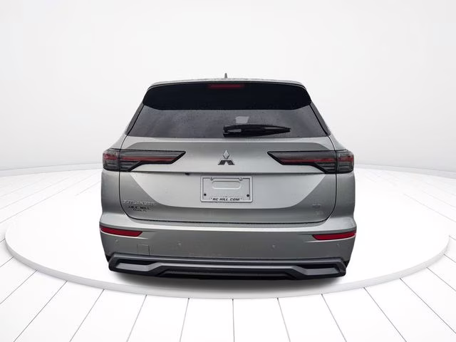 2026 Alloy Silver Metallic Mitsubishi Outlander SE FWD SUV